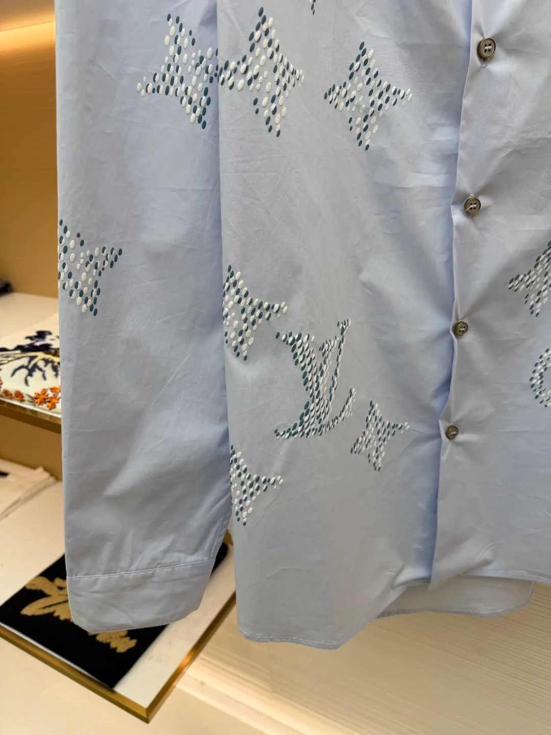 LOUIS VUITTON solid color lapel button-down long-sleeved shirt ●Original version: purchased and developed by 10530 ●Item number: 1681882-A55 ●Fabric: cotton fabric ●Technology: laser burning ●Color: blue ●Version: fitted version ●Weight: about 290 grams ●Size: S-M-L-XL ●Description: - The fabric is made of high-count combed cotton and has been pre-shrunk, making it soft to the touch and not easily deformed; the ready-made garments have been lightly distressed and washed to give them a natural and relaxed texture. The pattern part adopts hand-drilling technology: the small rhinestones are arranged according to the outline of LV's classic Monogram logo, and fixed one by one with invisible fishing lines. The diamond surface is densely arranged and highly flat, and has a delicate luster under the refraction of light. It is cut in a loose-shoulder silhouette, and the neckline is shaped with double-layer interlining. The placket is a single-row concealed placket design, the buttons are matte resin buttons of the same color, and the edges are hand-stitched. The cuffs are wide-sided and folded, and an invisible elastic band is added on the inside to maintain a drapey feel and prevent it from slipping off. The overall craftsmanship takes into account both sophistication and practical wearability. The overall wiring is straight and delicate, the fabric is comfortable and soft, and the color is consistent without color difference. It can be matched with the same style to create a fashionable look and control various occasions. Customized accessories, complete with three standards, same style for men and women!